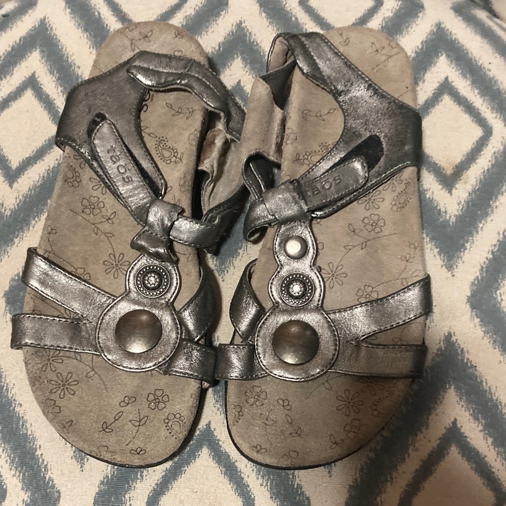 Taos Footwear Metallic Silver Leather T-Strap Sandals